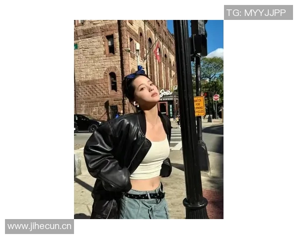 欧阳娜娜身穿阿森纳球衣漫步巴黎街头展现枪迷风采