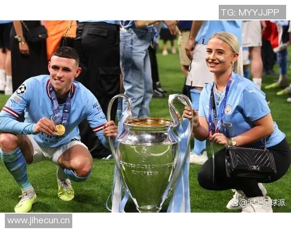 福登女友晒出钻戒引发结婚猜想两人已育有三子女幸福生活曝光