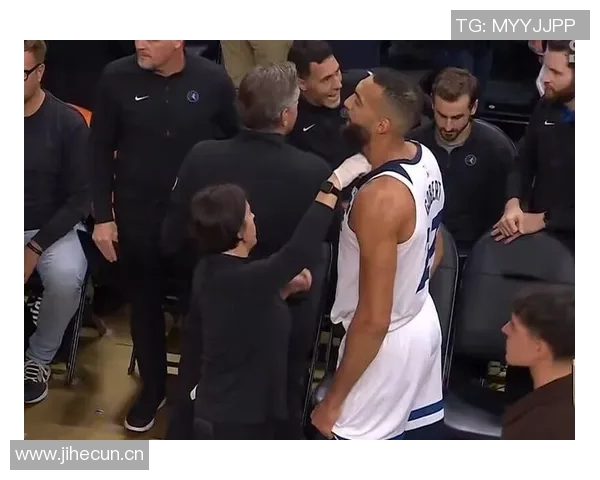 戈贝尔恶意肘击马威被判二级犯规直接驱逐出场引发热议