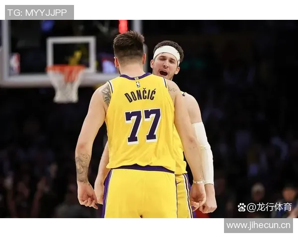 爱德华兹首节火力全开9投6中砍下14分2板3助与东契奇展开激烈对决